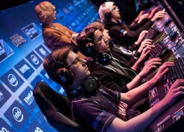 着足球赛场 着足球赛场